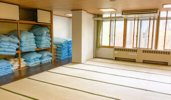 Japanese-style room (with hangers)