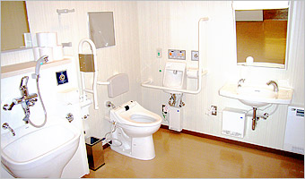 Training Hall “Fuji” – Wheelchair-accessible Restroom